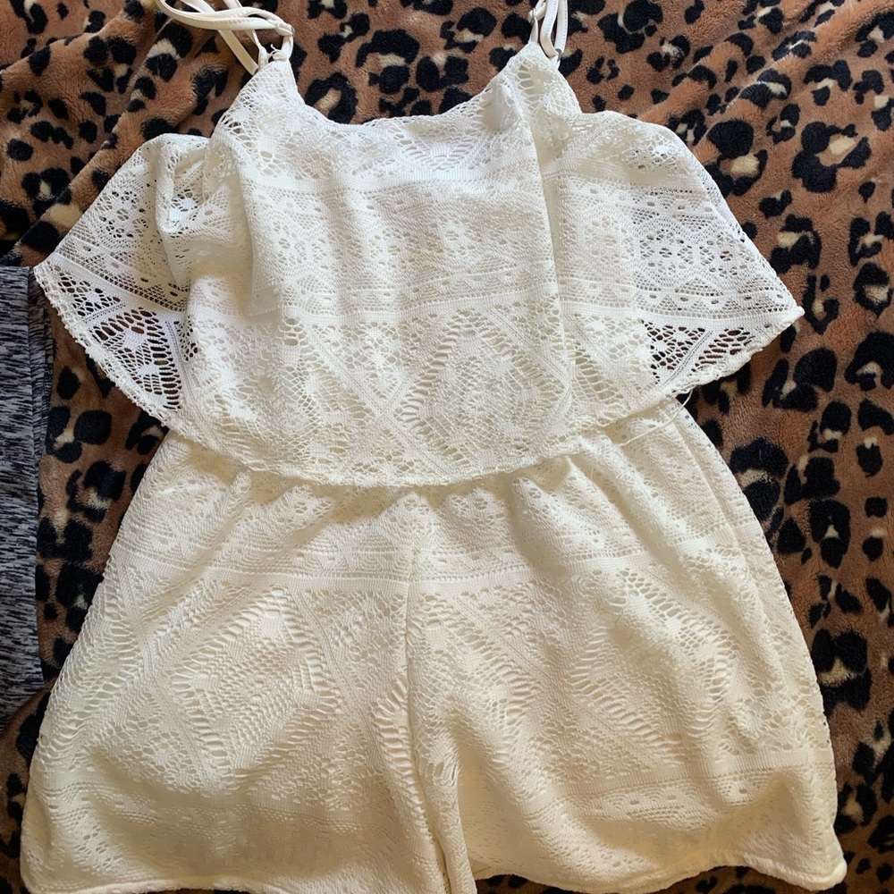 it’s a white romper, size small :) really cute